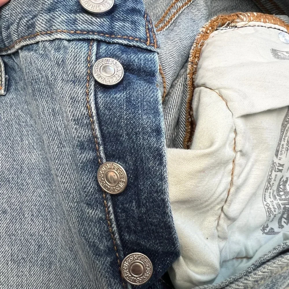 New Levi's 501 Rigid Button Fly Denim Jean Shorts Distressed Raw Hem Relaxed 29 - Picture 6 of 11